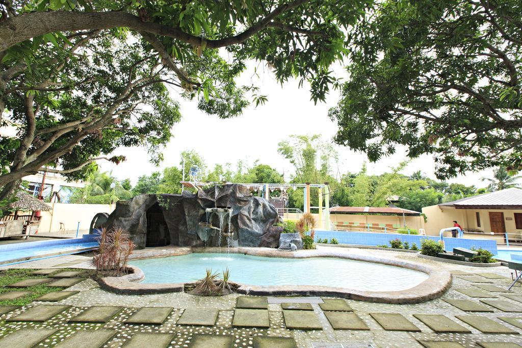 Caribbean Water Park And Resotel Bacolod Exterior photo