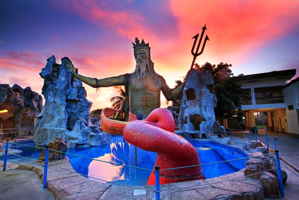 Caribbean Water Park And Resotel Bacolod Exterior photo