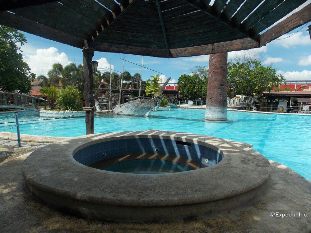 Caribbean Water Park And Resotel Bacolod Exterior photo