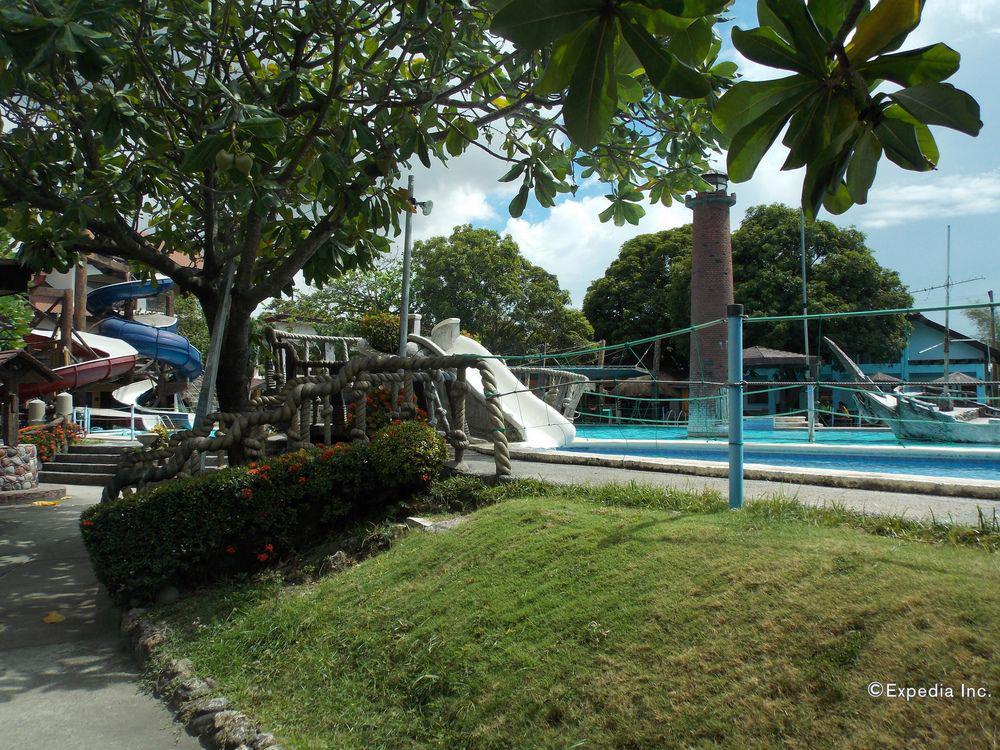 Caribbean Water Park And Resotel Bacolod Exterior photo